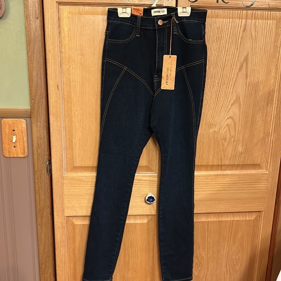 NWT. Denim 4 Us. Sz. 9 - Picture 5 of 8